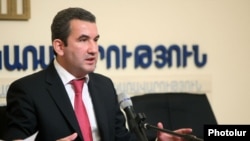 Armenia -- T chairman of the State Commission for the Protection of Economic Competition, Artak Shaboyan, at a press conference in Yerevan, 25 Dec2013.
