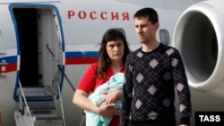 Олена Гліщинська з дитиною і Віталій Діденко в аеропорту «Внуково», 14 червня 2016 року