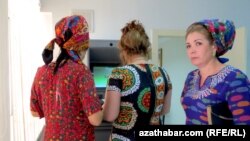 Женщины получают деньги от банкомата. Иллюстративное фото.