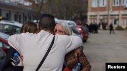 Familjarët e viktimave të zjarrit në Koçan përballë spitalit të Koçanit.