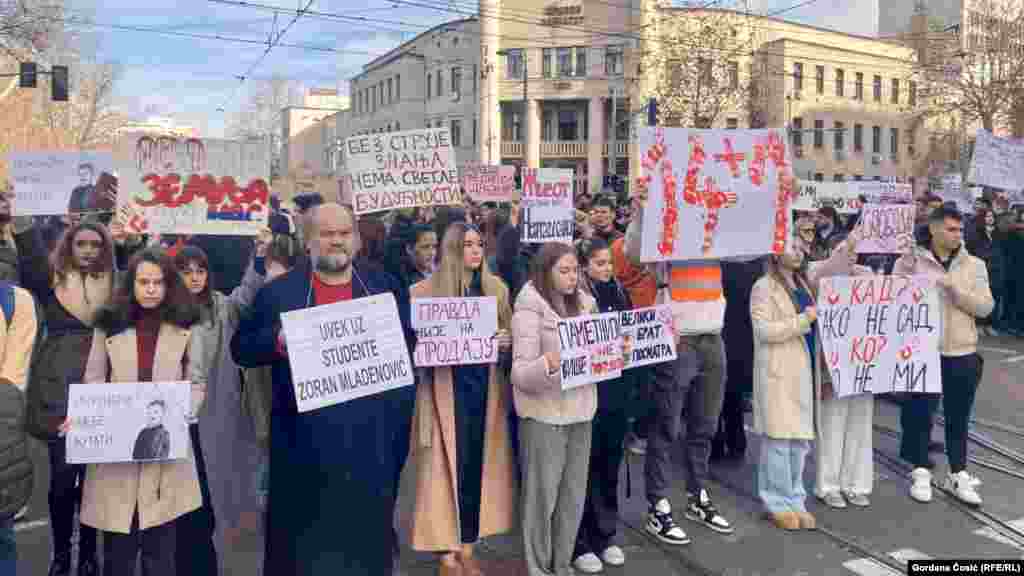 A diákok amellett, hogy megemlékeznek a tizenöt áldozatról, követelik, hogy növeljék meg a szerbiai költségvetésből az állami felsőoktatási intézmények költségeire szánt összeget húsz százalékkal. A képen a decemberi 17-i újvidéki felvonulás látható
