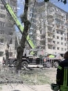У Солом'янському районі Києва на другий день після російського комбінованого обстрілу, в результаті якого був зруйнований цілий під'їзд багатоповерхівки, тривали пошукові роботи. Рятувальники продовжували розбирати завали в пошуках зниклих безвісти. Київ, 18 червня 2025 року