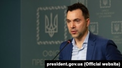 Олексій Арестович також повідомив, що Збройні сили знову завдали удару по аеродрому в Чорнобаївці, де російські війська кілька разів розміщували свої сили