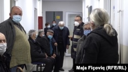 Косово: Луѓе во Лепосавиќ чекаат ред за примање на вакцината Фајзер