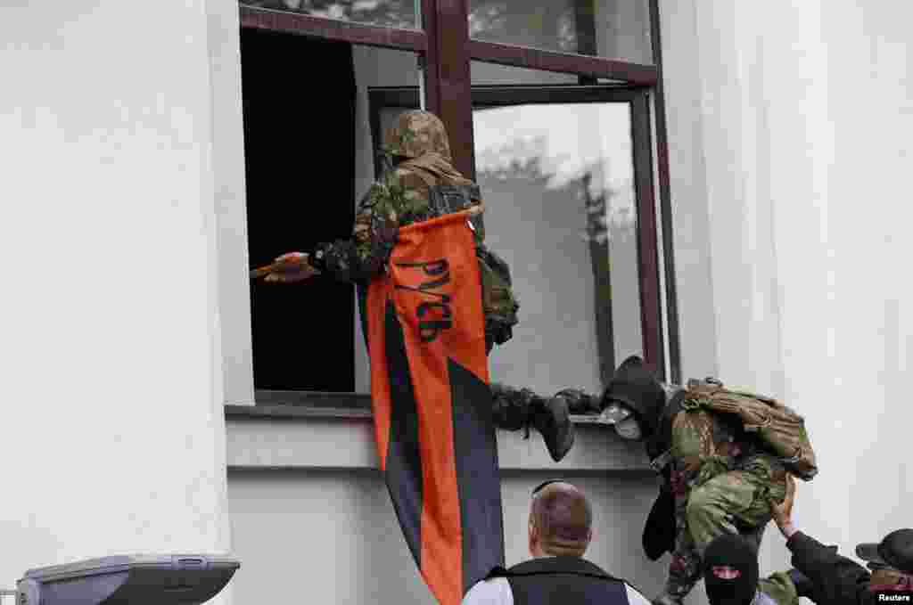 Сепаратисти беруть штурмом будівлю Луганської облдержадміністраціі, 29 квітня 2014 року