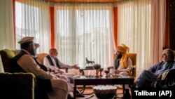 پخوانی ولسمشر حامد کرزی او یو شمېر نور پخواني چارواکي له طالب استازي انس حقاني سره - ارشیف