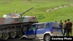 Gyrgyz raýatynyň ulagy özbek harbylarynyň tanky bilen çaknyşdy, Özbegistanyň Soh anklawy, Gyrgyzystanyň Batken regiony. 