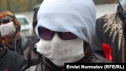 ВИЧ жуккан балдардын энелеринин Оштогу нааразылык акциясы, 14-ноябрь, 2011
