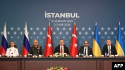 Pjesëtarë të delegacioneve ukrainase, turke dhe ruse gjatë rundit të dytë të bisedimeve, në Stamboll, më 2 qershor 2025.