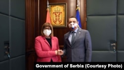 Maja Gojković, ministarka kulture u Vladi Srbije i njen kolega Aleksandar Vulin, ministar unutrašnjih poslova, prilikom sastanka 21. decembra 2020. u Beogradu.