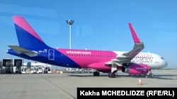 Авион на компанијата „Виз Ер“.