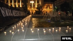 Učesnici skupa su nosili transparent "Nikada nećemo zaboraviti genocid u Srebrenici" 