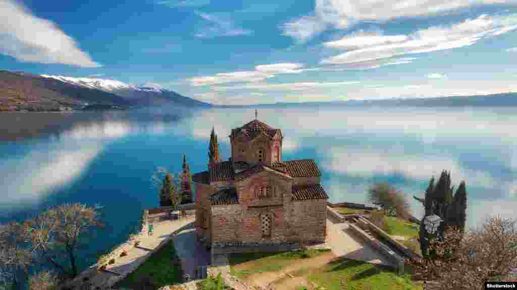 Crkva Svetog Jovana Bogoslova na makedonskoj obali Ohridsko jezero dijele Sjeverna Makedonija i Albanija i dom je nekih od najstarijih evropskih slavenskih crkava. 1979. godine makedonski dio jezera upisan je na listu svjetske baštine UNESCO-a.