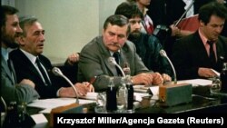 Leh Valensa i Tadeuš Mazovjecki u Varšavi 1989. 