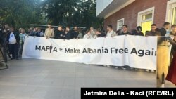 Na početku protesta deo mladih demonstranata je držalo slogan "Učinimo Albaniju ponovo slobodnom".