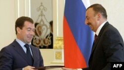 Medwedew we Aliýew dagy Hazar deňziniň statusy barada ylalaşyga golaýlaşylandygyny hem aýtdylar. 
