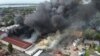 Pompierii intervin joi pentru stingerea unui incendiu izbucnit la un depozit şi la un service auto din Sectorul 6 al Capitalei.