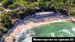 Изкуственият остров се строи срещу Малкия плаж на курорта Св. Св. Константин и Елена до Варна.