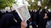 Жените држат копии од Куранот во Ирак за да го осудат палењето на книгата, Багдад на 22 јули 2023 година.