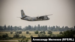 Літак АН-26 над аеродромом. Миколаїв, 12 липня 2018 року