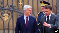Strategia cehă este susținută de mai multe state europene, printre care și Franța. În imagine, președintele ceh, Petr Pavel (s), alături de omologul său francez, Emmanuel Macron, în martie 2024.