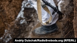 Український солдат в окопі на передовій у Луганській області, архівне фото