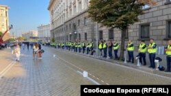 Цялата сграда на Партийния дом е обградена от полицаи
