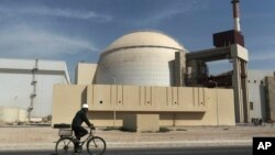 Një punëtor kalon pranë reaktorit të centralit bërthamor Bushehr të Iranit. Fotografi ilustruese nga arkivi. 