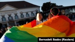 Демонстранти протестираат пред претседателската палата во Будимешта против анти ЛГБТ законот