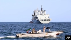 Ирански воен чамец патролира додека воен брод влегува во иранските води пред почетокот на заедничката поморска вежба на Иран, Русија и Кина во Индискиот океан / 12 март 2024 година