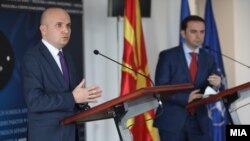 Известувачот во Европскиот парламент за Северна Македонија, Илхан Ќучук, и министерот за надворешни работи на Македонија, Бујар Османи, на заедничката прес-конференција по средбата во Скопје на 17 февруари 2021