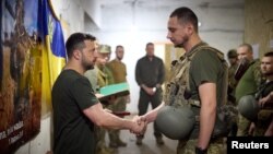 Volodimir Zelenszkij ukrán elnök (balra) június 26-án a donyecki frontvonalhoz közeli csapatoknál 2024. június 26-án