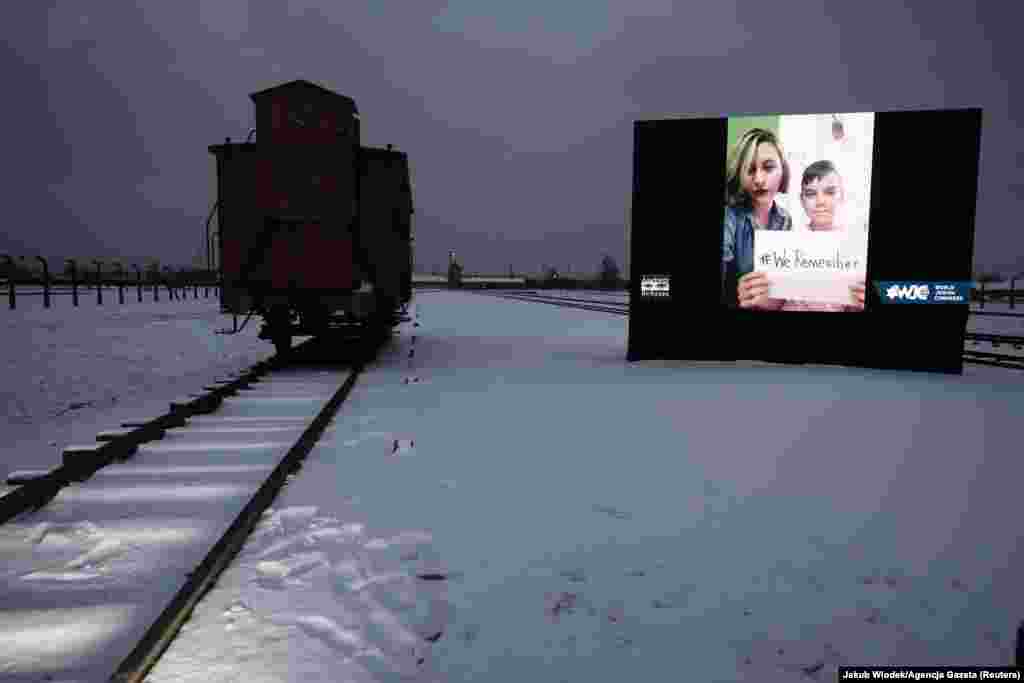 Un ecran video a fost instalat la memorialul Brzezinka. În acest an se împlinesc 76 de ani de la eliberarea lagărului de concentrare Auschwitz. Comemorarea s-a desfășurat virtual din cauza pandemiei de COVID-19. Polonia, 27 ianuarie, 2021. 