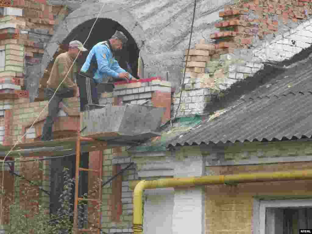 Церкву будують, завдаючи шкоди житлу
