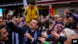 Архивска фотографија од локалните избори во Турција: Имамоглу со поддржувачи во Истанбул