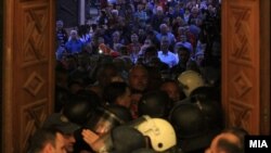 Демонстранти од иницијативата „За заедничка Македонија“ во холот на Собранието на 27 април.