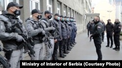 Илустрација - Министерот за внатрешни работи Александар Вулин со припадници на специјалните српски полициски сили