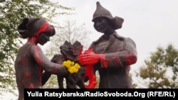 Комунальні служби поки що не відчистили фарбу