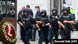 Австриски полицајци по нападот во Виена во кој загинаа четири лица