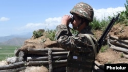 ՀՀ ԶՈՒ զինծառայողը մարտական հերթապահության ժամանակ, արխիվ