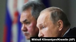 Архива: Рускиот претседател Владимир Путин и министерот за одбрана Сергеј Шојгу.