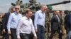 Secretarul general al NATO Jens Stoltenberg (stânga), președintele Lituaniei Gitanas Nauseda și ministrul german al apărării Boris Pistorius (dreapta) vizitează soldații care participă la exercițiul militar bilateral lituano-german „Griffin Storm”, Lituania, la 26 iunie 2023.