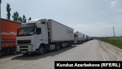 Очередь из грузовиков у пункта пропуска «Ак-Тилек» на границе с Казахстаном. 27 мая 2021 года.