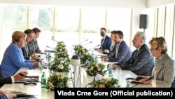 Kryeministri malazes Zdravko Krivokapiq dhe kancelarja gjermane, Angela Merkel gjatë një takimi të zhvilluar në Tiranë më 14 shtator 2021.