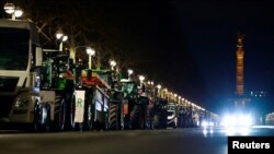 Германските земјоделци учествуваат на протест против намалувањето на даночните субвенции за возила, во Берлин