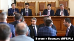 Тошко Йорданов от ИТН (в средата). Зад него (от ляво надясно) служебните министри Асен Василев, Кирил Петков, Атанас Пеканов и служебният премиер Стефан Янев.