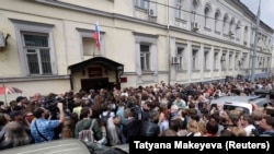 Acțiune în sprijinul lui Kiril Serebrenikov, în jața unei judecătorii la Moscova