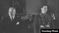 Regele Mihai și avocatul Petru Groza la ceremonia de învestire/ depunere a jurământului, 6 martie 1945.