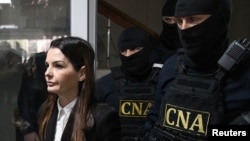 Evghenia Guțul este escortată la ședința de judecată de la sediul Ciocana al Judecătoriei Chișinău. 28 martie 2025.