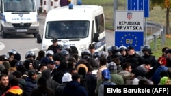 Мигранти на границата меѓи БиХ и Хрватска.